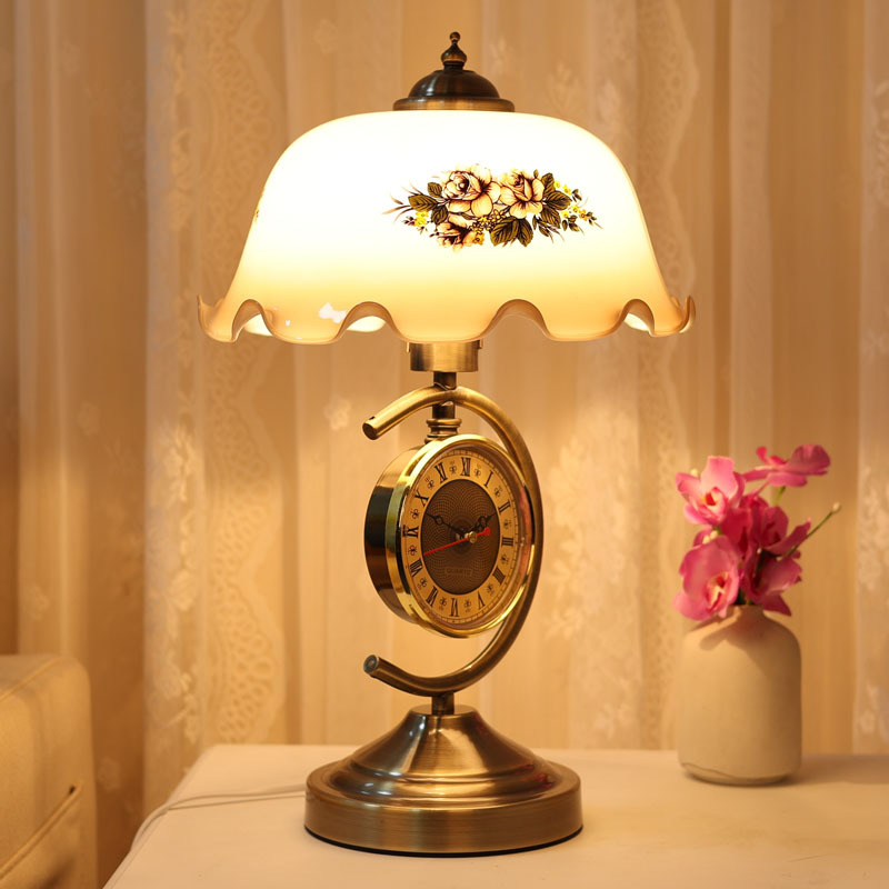 Desk Lamp - Luminária de mesa com design medieval,